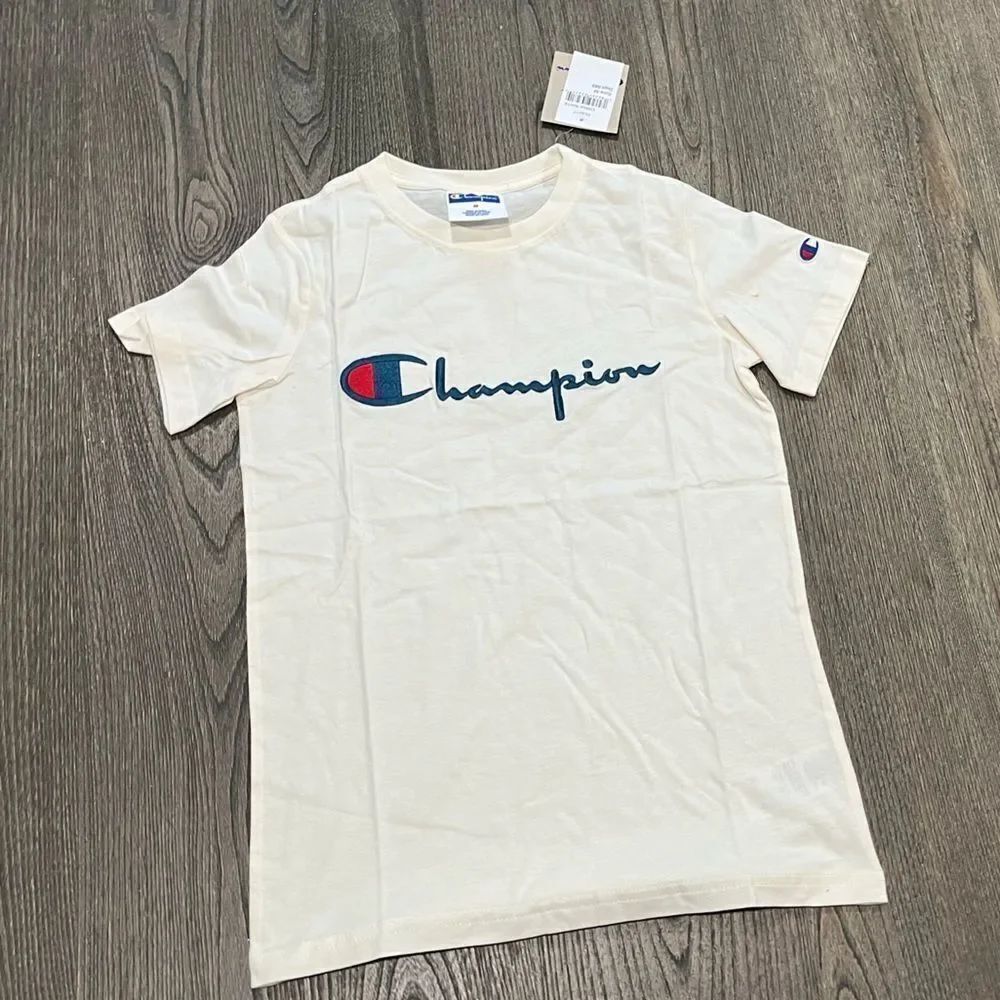 NWT Champion Chalk White Embroidered Logo Short Sleeve T-Shirt Size M